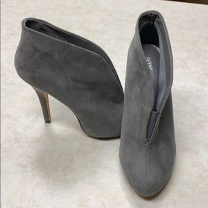 NWOT Apt 9 Gray Suede Heels Size 8.5
